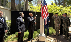 L'envoyé spécial américain pour la Syrie et ambassadeur en Turquie, Thomas Barrack (c), aux côtés du ministre syrien des Affaires étrangères Assaad al-Chaibani (2e g), hisse le drapeau des États-Unis à la résidence de l'ambassadeur américain à Damas, lors d'une cérémonie officielle le 29 mai 2025 ( AFP / Rami al SAYED )