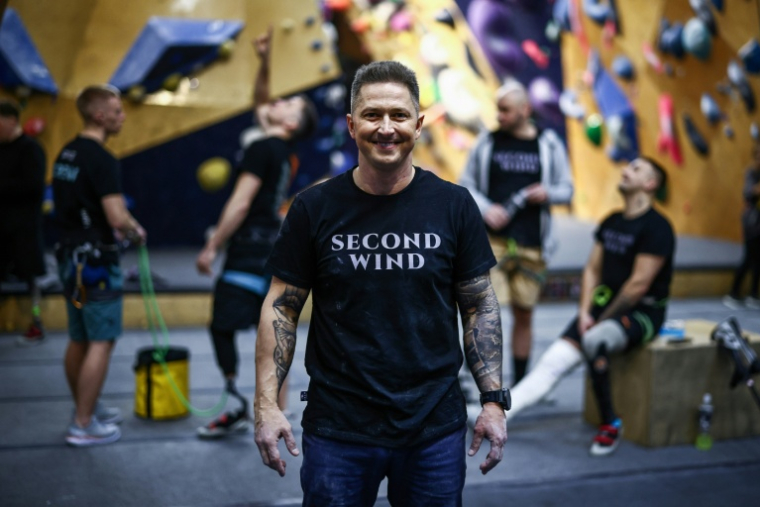 Oleksandr Pedane, fondateur du club d'activités pour vétérans "Second souffle" dans une salle d'escalade à Kiev, le 26 févirer 2026 en Ukraine ( AFP / HENRY NICHOLLS )