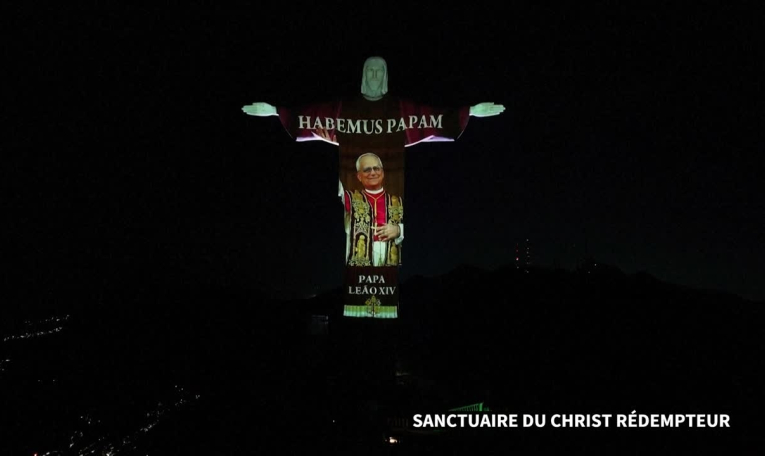 Le Christ Rédempteur de Rio célèbre le nouveau pape