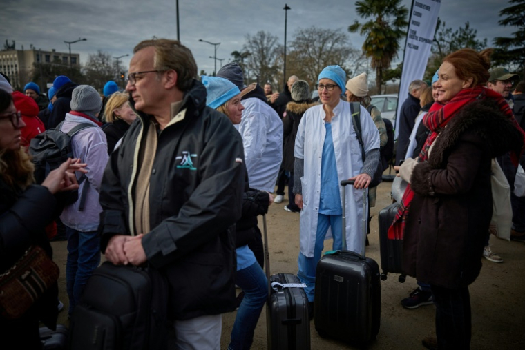 Des médecins libéraux partent de Paris pour un exil symbolique de trois jours à Bruxelles afin de protester contre la politique de santé du gouvernement, le 11 janvier 2026 ( AFP / Kiran RIDLEY )