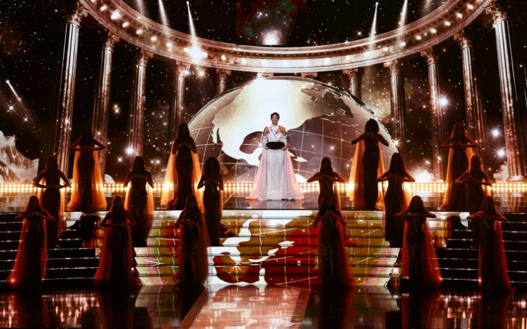 Miss France 2025, Angélique Angarni-Filopon, apporte la couronne de Miss France 2026 sur scène lors de l'élection au Zénith d'Amiens, le 6 décembre 2025 ( AFP / Sameer AL-DOUMY )