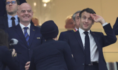 Le président de la FIFA Gianni Infantino et Emmanuel Macron au stade Al-Bayt, le 14 décembre 2022 ( AFP / KARIM JAAFAR )