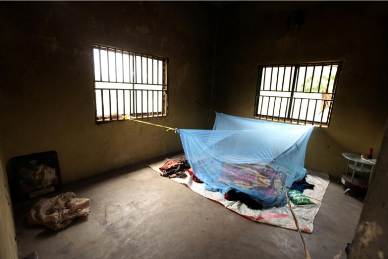 Une moustiquaire installée dans une maison au Nigeria où le paludisme cause 30% des 600.000 décès annuels recensés dans le monde dus à cette maladie ( AFP / EMMANUEL AREWA )