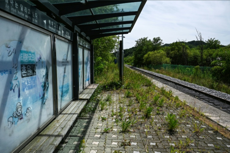 Le quai de la gare de Baengmagoji, qui fait l'objet d'un projet de rénovation, dans la ville sud-coréenne de Cheorwon, près de la zone démilitarisée séparant les deux Corée, le 10 août 2026  ( AFP / GREG BAKER )