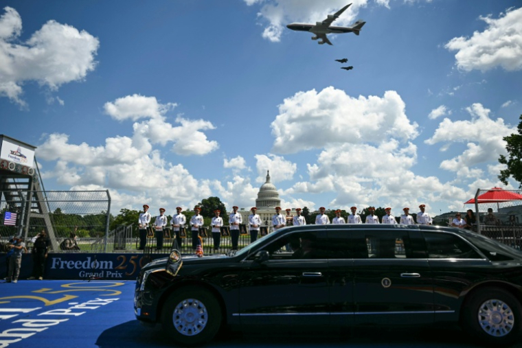 Donald Trump à bord de la limousine blindée présidentielle lors de la course d'Indycar organisée pour les 250 ans des Etats-Unis, à Washington, le 23 août 2026 ( AFP / Kent NISHIMURA )