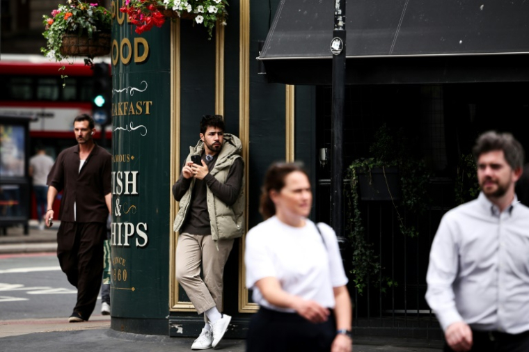 Diego Galdino, qui se filme en train de traquer les pickpockets, le 7 août 2025 à Londres ( AFP / HENRY NICHOLLS )