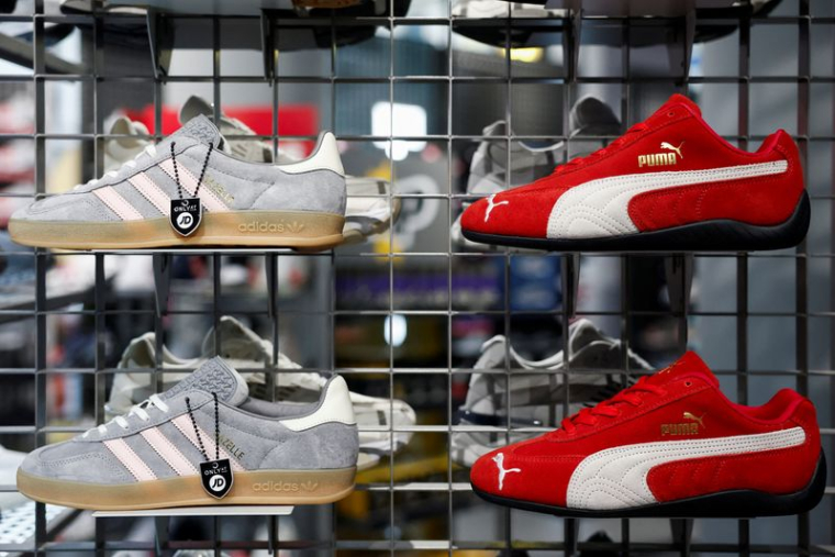 Des baskets Puma Speedcat OG sont exposées dans un magasin