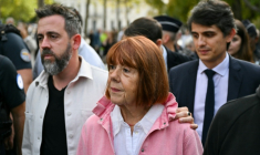 Gisèle Pelicot (c), son fils Florian Pelicot (g) et son avocat Stéphane Babonneau quittent le palais de justice de Nîmes à l'issue du procès en appel des viols de Mazan, le 9 octobre 2025 dans le Gard ( AFP / Christophe Simon )