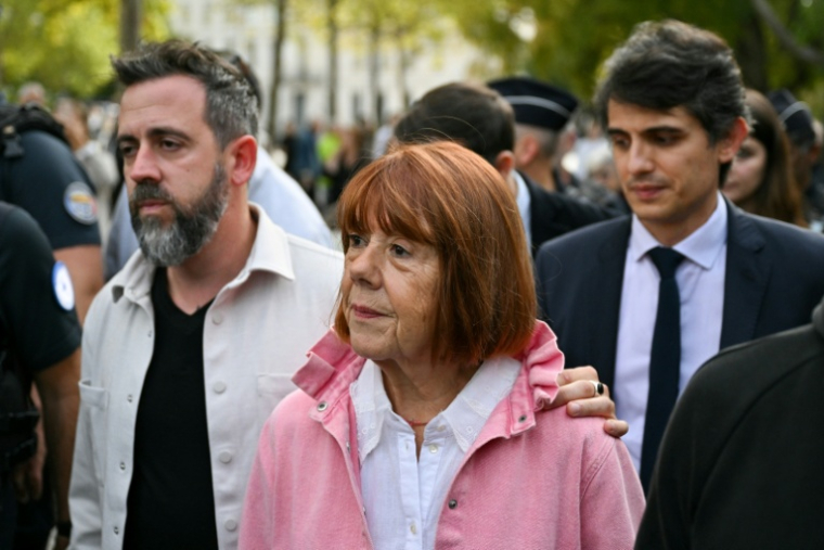 Gisèle Pelicot (c), son fils Florian Pelicot (g) et son avocat Stéphane Babonneau quittent le palais de justice de Nîmes à l'issue du procès en appel des viols de Mazan, le 9 octobre 2025 dans le Gard ( AFP / Christophe Simon )