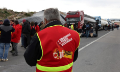 Des employés bloquent le dépôt pétrolier de Frontignan le 24 mars.  ( AFP / PASCAL GUYOT )