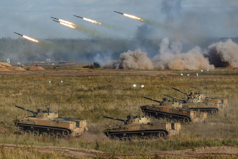 Photo diffusée par le ministère russe de la Défense, le 13 septembre 2021, montrant des exercices militaires conjoints Zapad-2021 des forces armées russes et du Bélarus sur la base militaire de Mulino dans la région de Nijni Novgorod, en Russie ( Ministère russe de la Défense / Handout )