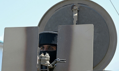 Un paramilitaire indien monte la garde le long d'une rue de Srinagar le 15 mai 2025 ( AFP / Tauseef MUSTAFA )