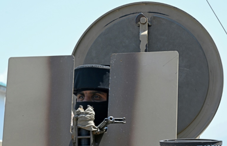 Un paramilitaire indien monte la garde le long d'une rue de Srinagar le 15 mai 2025 ( AFP / Tauseef MUSTAFA )