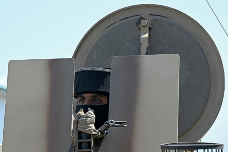 Un paramilitaire indien dans un véhicule blindé monte la garde à Srinagar, le 15 mai 2025 au Cachemire indien ( AFP / Tauseef MUSTAFA )