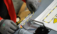 Assemblage d'un drone Fire Point dans un lieu non dévoilé en Ukraine, le 29 janvier 2026  ( AFP / Serhii Okunev )