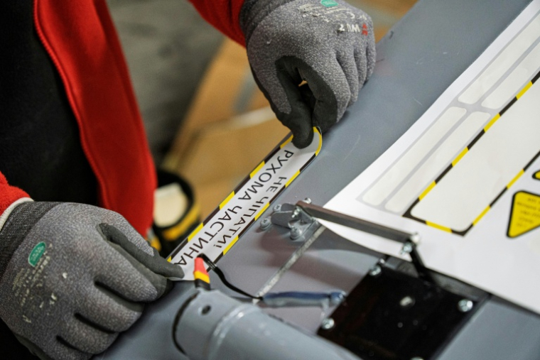 Assemblage d'un drone Fire Point dans un lieu non dévoilé en Ukraine, le 29 janvier 2026  ( AFP / Serhii Okunev )