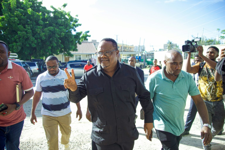 Le principal leader de l'opposition tanzanienne Tundu Lissu (au centre) arrive au tribunal de Dar es Salaam (Tanzanie), le 10 avril 2025 ( AFP / ERICKY BONIPHACE )