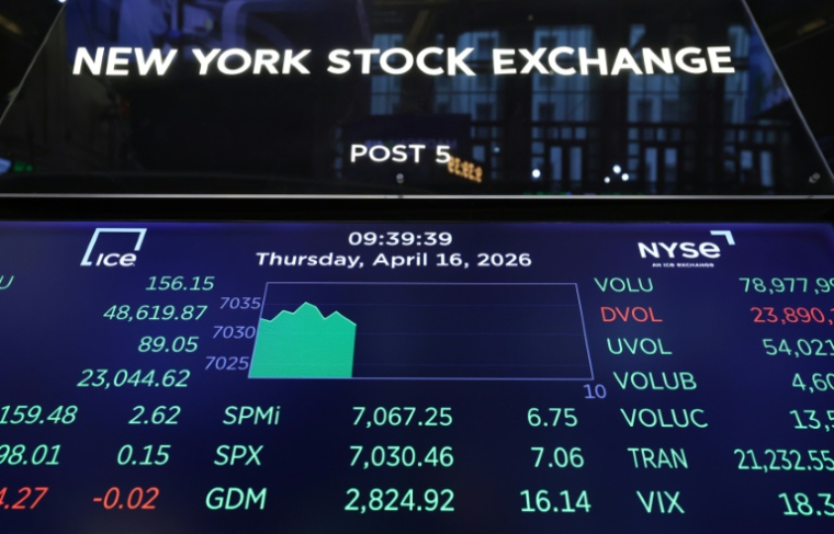 Un écran à la Bourse de New York, le 16 avril 2026 ( AFP / TIMOTHY A. CLARY )