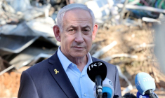 Benjamin Netanyahu visite un site touché par un tir de missile iranien