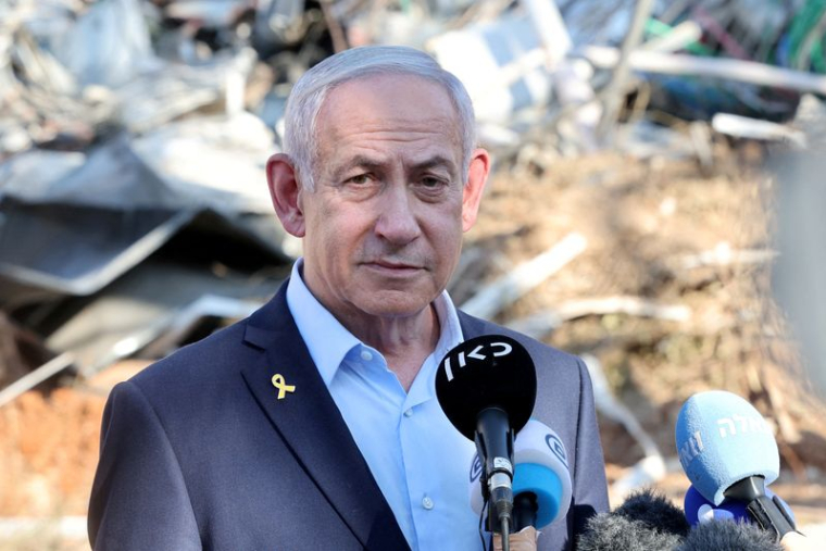 Benjamin Netanyahu visite un site touché par un tir de missile iranien