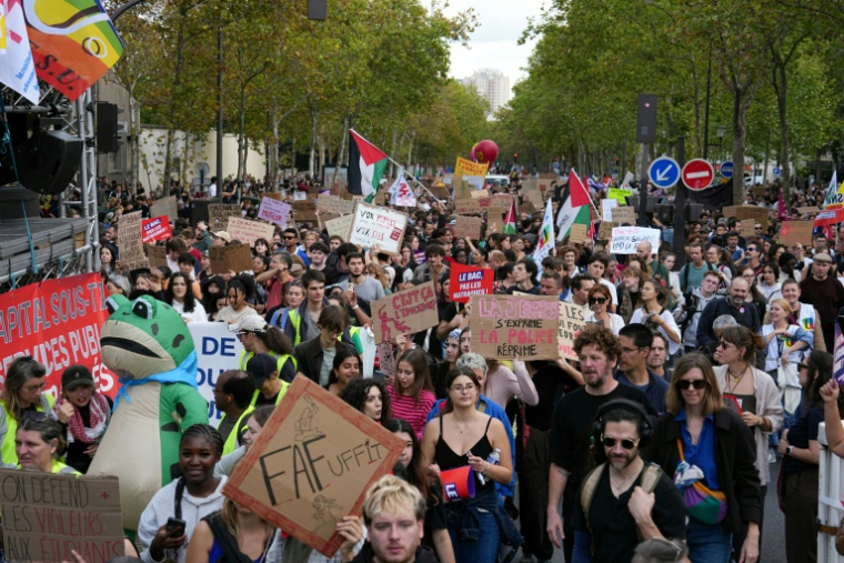 Manifestation de lycéens à Paris le 13 octobre 2026 ( AFP / Dimitar DILKOFF )