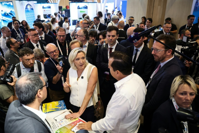Marine Le Pen, présidente du groupe parlementaire Rassemblement National (RN), visite le stand de l'éditeur français de logiciels libres Linagora au salon VivaTech, le 19 juin 2026 à Paris ( AFP / SIMON WOHLFAHRT )