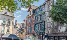 Dans le quartier Sacrés-Coeurs, une maison des années 1930 d'une superficie de 155 m2 avec extension moderne, sur 359 m2 de terrain, a été évaluée 745.000 euros par l'agence Dany Richard Immobilier. (© Adobestock)