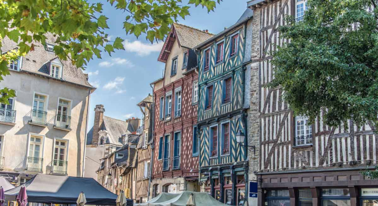 Dans le quartier Sacrés-Coeurs, une maison des années 1930 d'une superficie de 155 m2 avec extension moderne, sur 359 m2 de terrain, a été évaluée 745.000 euros par l'agence Dany Richard Immobilier. (© Adobestock)