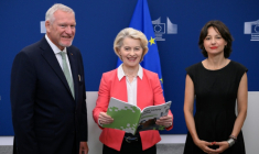 ((g-d) Le Dr Jorg M. Fegert, directeur du département de psychiatrie, psychosomatique et d psychothérapie de l'enfant et de l'adolescent au CHU d'Ulm, la présidente de la Commission européenne Ursula von der Leyen et Maria Melchior, directrice de recherche à l'Inserm, lors de la remise du rapport d'experts sur la sécurité des enfants en ligne, le 13 juillet 2026 à Bruxelles ( AFP / JOHN THYS )