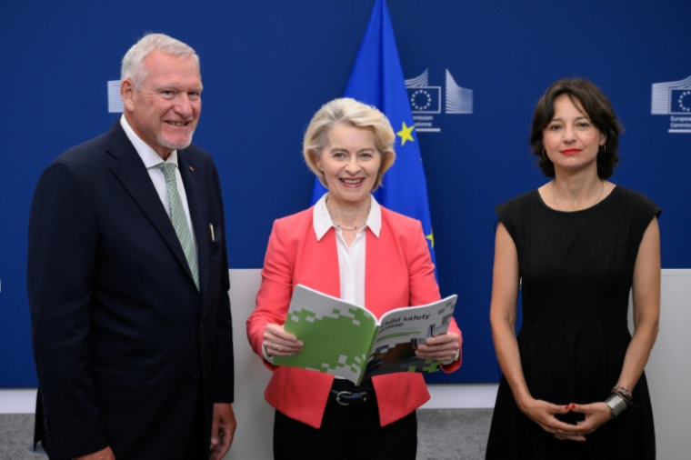 ((g-d) Le Dr Jorg M. Fegert, directeur du département de psychiatrie, psychosomatique et d psychothérapie de l'enfant et de l'adolescent au CHU d'Ulm, la présidente de la Commission européenne Ursula von der Leyen et Maria Melchior, directrice de recherche à l'Inserm, lors de la remise du rapport d'experts sur la sécurité des enfants en ligne, le 13 juillet 2026 à Bruxelles ( AFP / JOHN THYS )