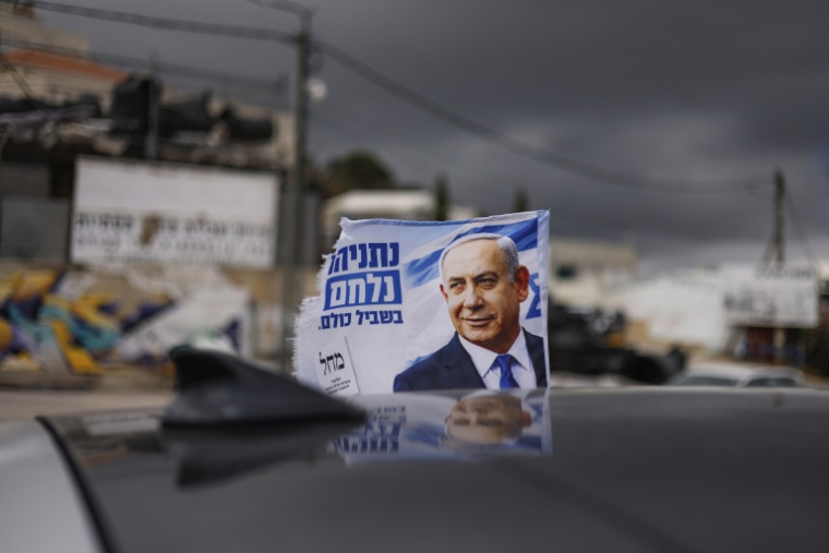 Vue d'un drapeau de soutien à la campagne électorale de Benjamin Netanyahu, le 17 octobre 2026 dans le village druze de Majdal Shams, dans le Golan occupé par Israël, le 17 octobre 2026 ( AFP / Jalaa MAREY )