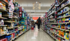 Un client dans un supermarché Albertsons à Seattle, États-Unis
