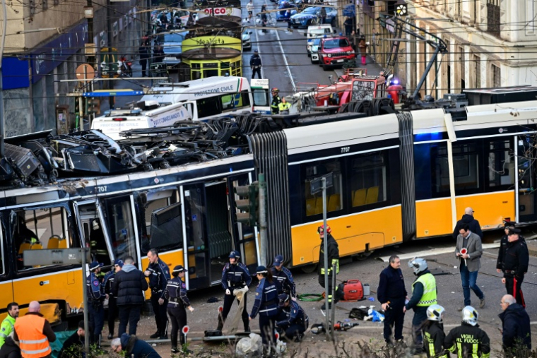 Des policiers et pompiers italiens interviennent sur les lieux du déraillement d'un tramway à Milan le 27 février 2026 ( AFP / Piero CRUCIATTI )