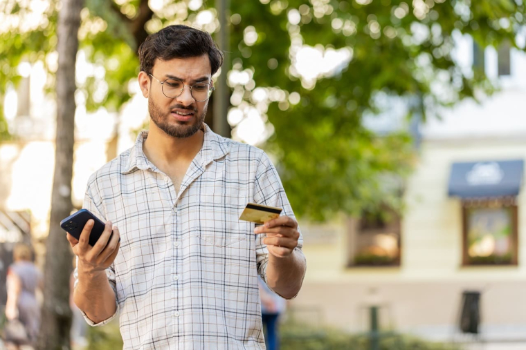 (Le dysfonctionnement ou le blocage de votre carte bancaire est pénalisant : la recherche des causes pourra vous aider à trouver une solution - Crédit photo : Adobe Stock)