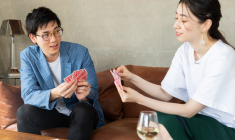 Travailler avec l'être cher peut aussi  être rassurant : chacun connaît les défauts et qualités de l'autre. Et un projet entrepreneurial n'est-il pas un projet de couple comme un autre : bébé, maison, voyage au long cours ? A condition de bien mesurer les enjeux…(source : Adobe Stock)