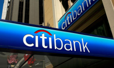 Des personnes marchent sous le logo d'une succursale de la Citibank dans le quartier financier de San Francisco, en Californie