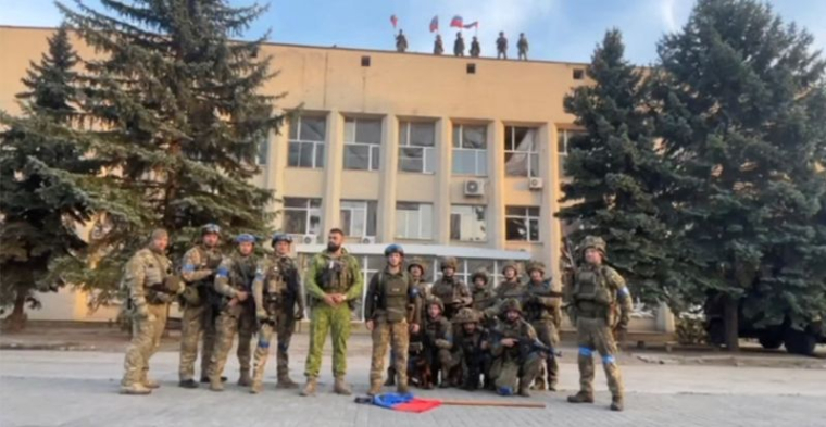 Les forces armées ukrainiennes font une déclaration devant le bureau de l'administration de la ville de Lyman