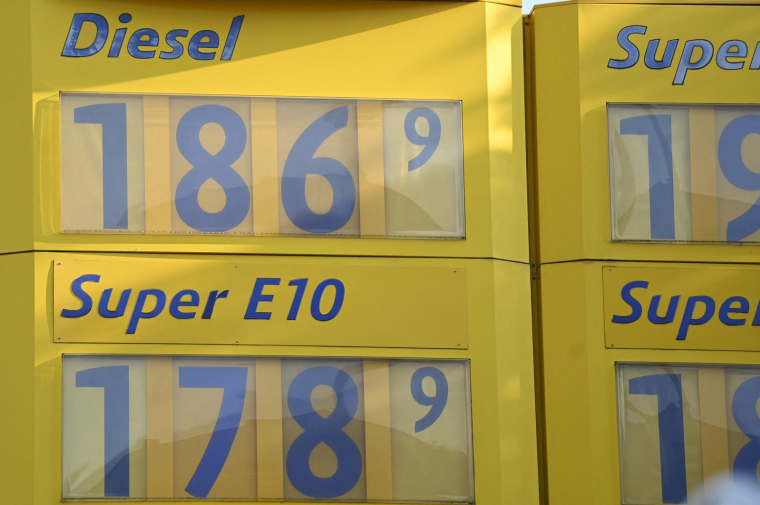 En Allemagne, les carburants sont un peu moins chers en moyenne, mais avec de fortes disparités selon les Länder (illustration) ( AFP / INA FASSBENDER )