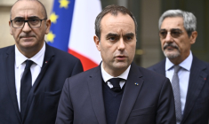 Le Premier ministre Sébastien Lecornu, au centre, s'exprime à l'issue d'une cellule interministérielle de crise, le 19 octobre 2026 à Paris ( POOL / JULIEN DE ROSA )