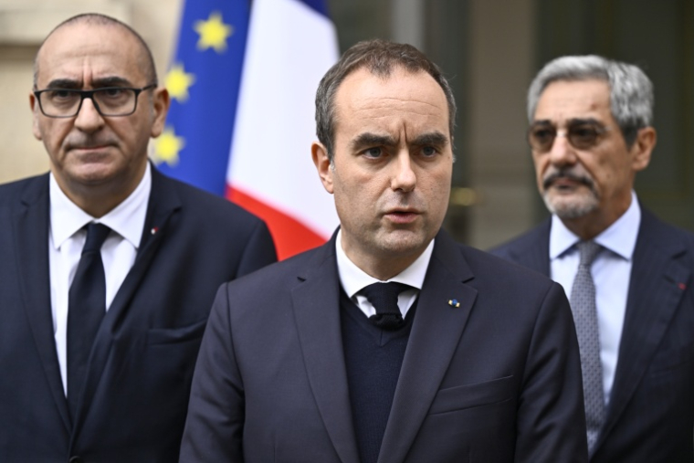 Le Premier ministre Sébastien Lecornu, au centre, s'exprime à l'issue d'une cellule interministérielle de crise, le 19 octobre 2026 à Paris  ( POOL / JULIEN DE ROSA )