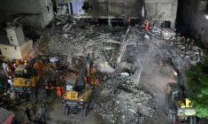Opérations de secours après l'effondrement d'un immeuble d'habitation le 4 juillet 2025 à Karachi (Pakistan) ( AFP / Rizwan TABASSUM )