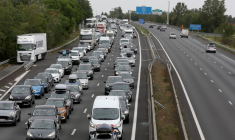 Motorists drive on the A10 motorway between Saint-Andre-de-Cubzac and Bordeaux, southwestestern France, during a heavy traffic on the crossover weekend of the French summer holidays on August 5, 2023. (Photo by ROMAIN PERROCHEAU / AFP) ( AFP / ROMAIN PERROCHEAU )