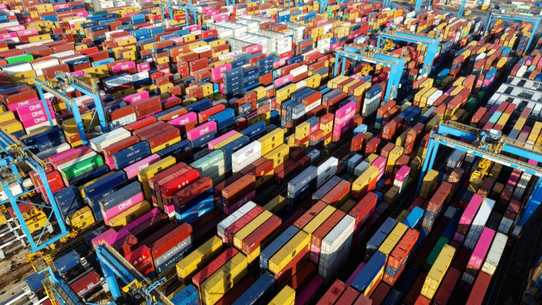 Des conteneurs, dans le port chinois de Qingdao, en mai 2026 (illustration) ( CN-STR / - )