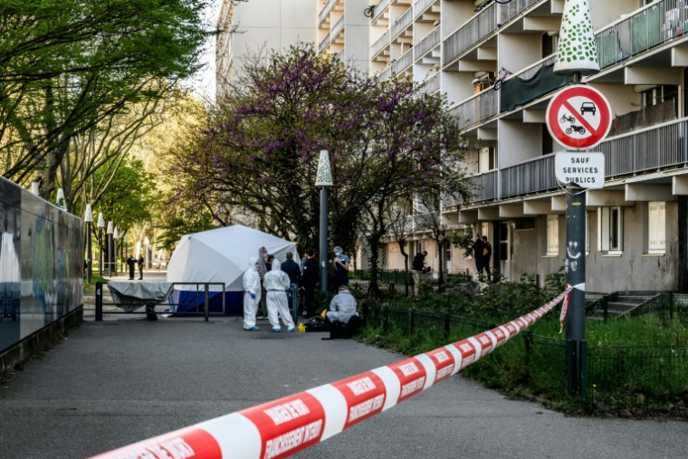 Des membres de la police scientifique sur le site sur le site où un homme de 19 ans a été tué par balles à Vaulx-en-Velin, dans la banlieue de Lyon, le 7 avril 2025 dans le Rhône ( AFP / Jeff PACHOUD )