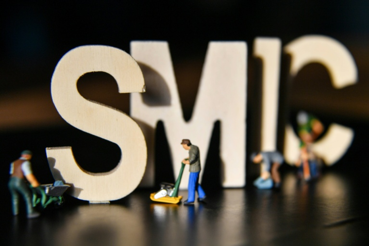 Le versement de cette indemnité doit permettre de compenser la réévaluation automatique du Smic au 1er juin, qui a augmenté mécaniquement de 2,41% en raison de l'inflation.  ( AFP / DENIS CHARLET )