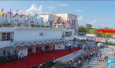 La Mostra de Venise s'ouvre avec Deneuve et Zelensky en invités vedettes