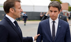 Emmanuel Macron et Gabriel Attal, à Saint-Laurent-sur-Mer, le 6 juin 2024 ( POOL / LUDOVIC MARIN )
