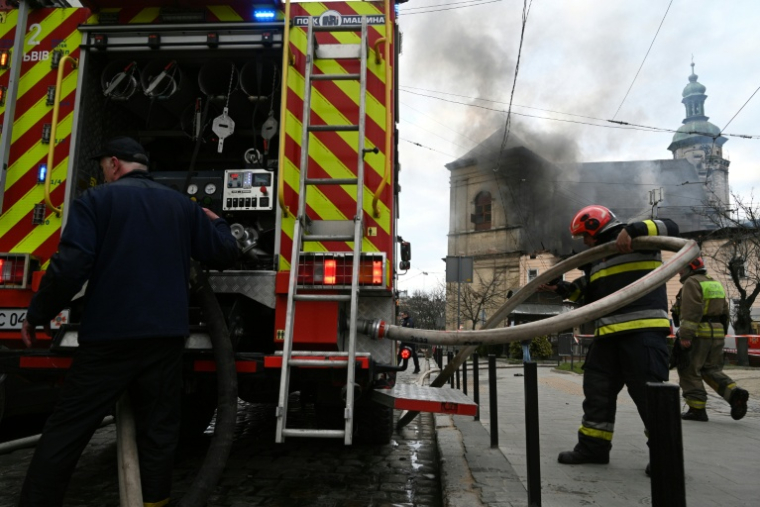 Des pompiers éteignent un incendie dans un bâtiment après une attaque de drones russe à Lviv en Ukraine, le 24 mars 2026 ( AFP / YURIY DYACHYSHYN )
