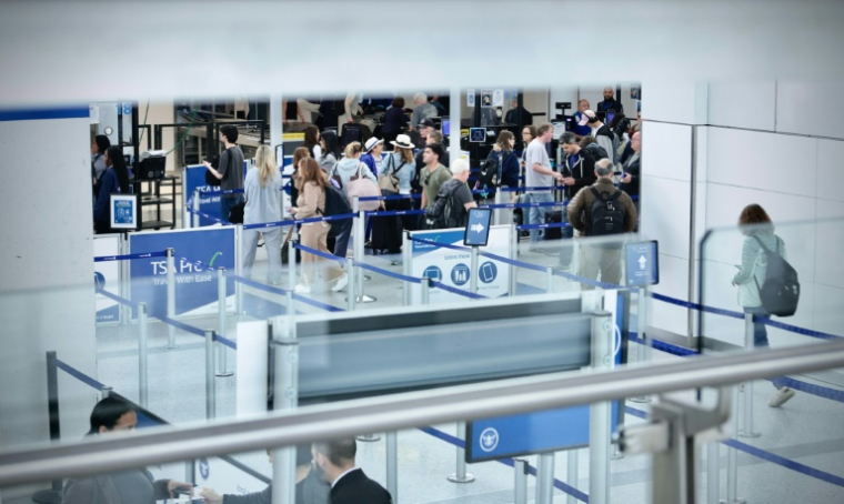 Des voyageurs à l'aéroport international Newark Liberty à Newark, dans le New Jersey, le 7 mai 2025 ( AFP / Kena Betancur )