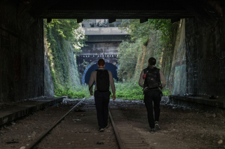 Des promeneurs se dirigent vers un tunnel de la petite ceinture parisienne, le 18 octobre 2020 ( AFP / Michel RUBINEL )